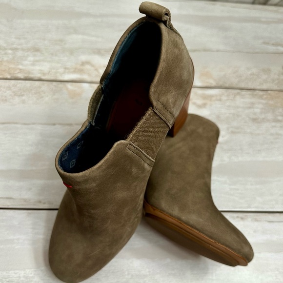 ED Mahoney Woman’s Sz 8M Gray Suede Stacked Heel Booties Shoes Fall Favorite - Picture 11 of 13